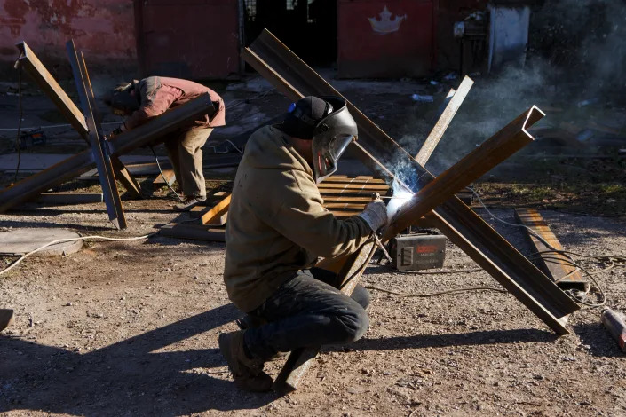 Local residents make anti-tank obstacles.