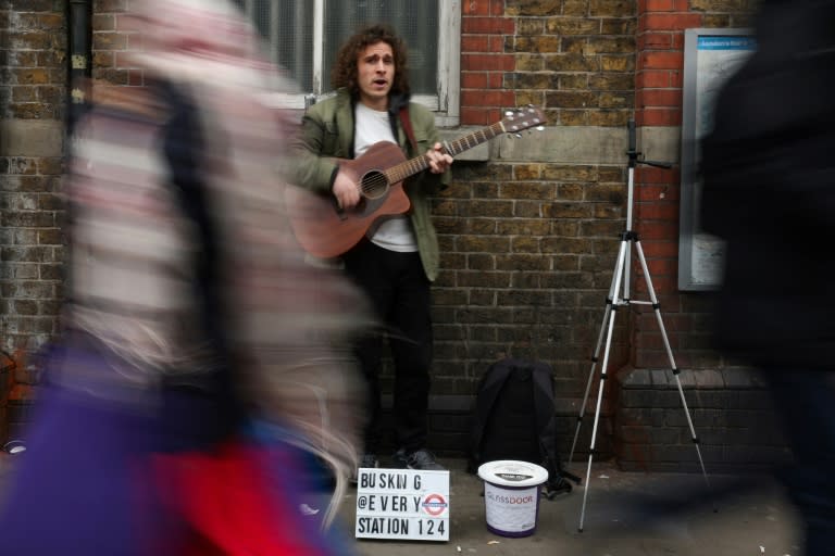 Dan Tredget et sa guitare à Londres le 19 mars 2024 (Daniel LEAL)