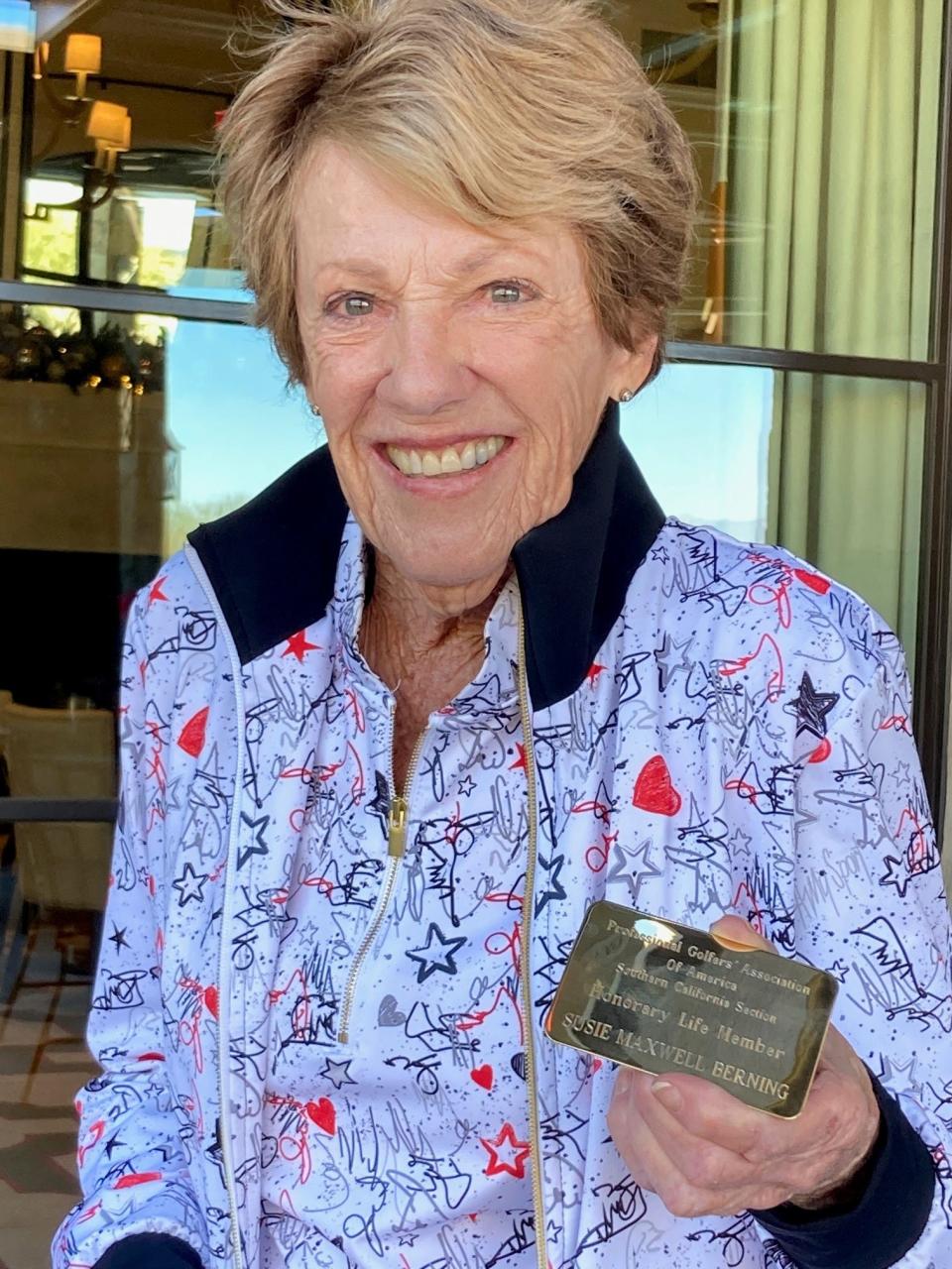 La tres veces campeona del Abierto Femenino de EE. UU., Susie Maxwell Berning, sostiene su tarjeta dorada de membresía honoraria de la SCPGA, que le fue entregada en 2021 en el Reserve Club de Indian Wells, donde era profesora profesional. Larry Bohannan/El sol del desierto