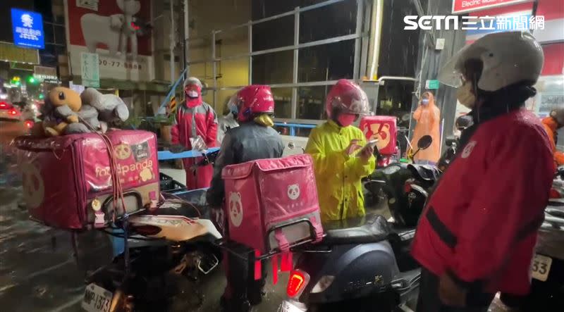 台南下暴雨正值下班、晚餐時間，外送員因淹水情形受困。（圖／翻攝畫面）