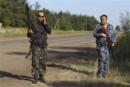 Pro-Russian activists guard a checkpoint outside the eastern Ukranian city of Luhansk May 21, 2014. REUTERS/Valentyn Ogirenko