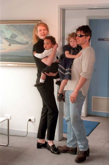 Les acteurs Nicole Kidman et son mari Tom Cruise arrivent à l'aéroport Kingsford Smith de Sydney et présentent leurs enfants Connor et Isabella aux médias le 24 janvier 1996 à Sydney, Australie.