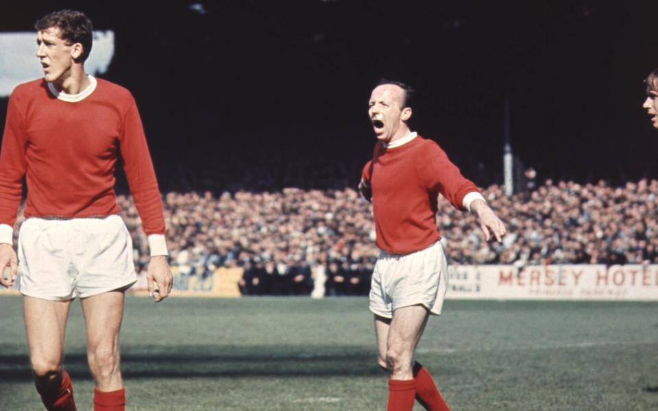 NOBBY STILES SHOUTS INSTRUCTIONS TO HIS FELLOW MANCHESTER UNITED TEAM MATES DURING A MATCH. - Allsport Hulton/Archive