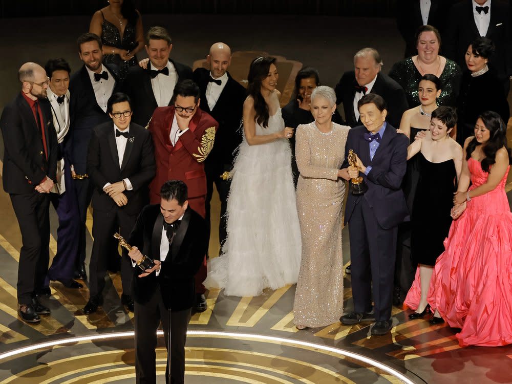 Die Macher des diesjährigen Oscar-Abräumers "Everything Everywhere All at Once". (Bild: Kevin Winter/Getty Images)