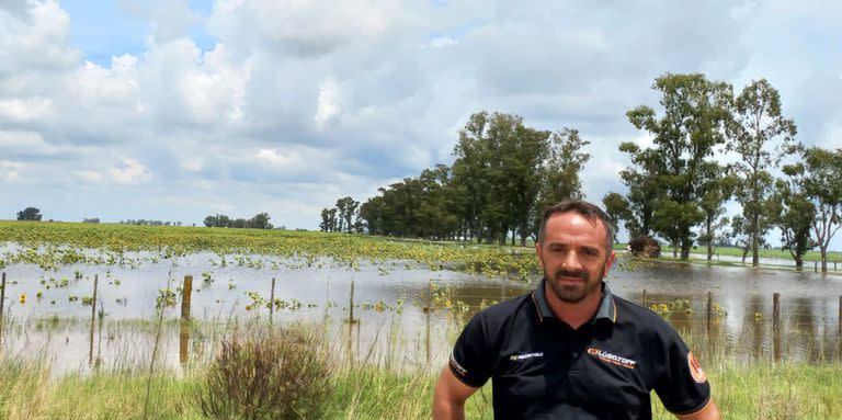 Mauro Lisiardo, productor agropecuario del partido de General Villegas, en uno de sus campos al que no se puede acceder si no es a caballo