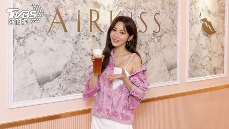 曾莞婷開幕當天大方放送好身材。（圖／AirKiss飛吻茶飲提供）