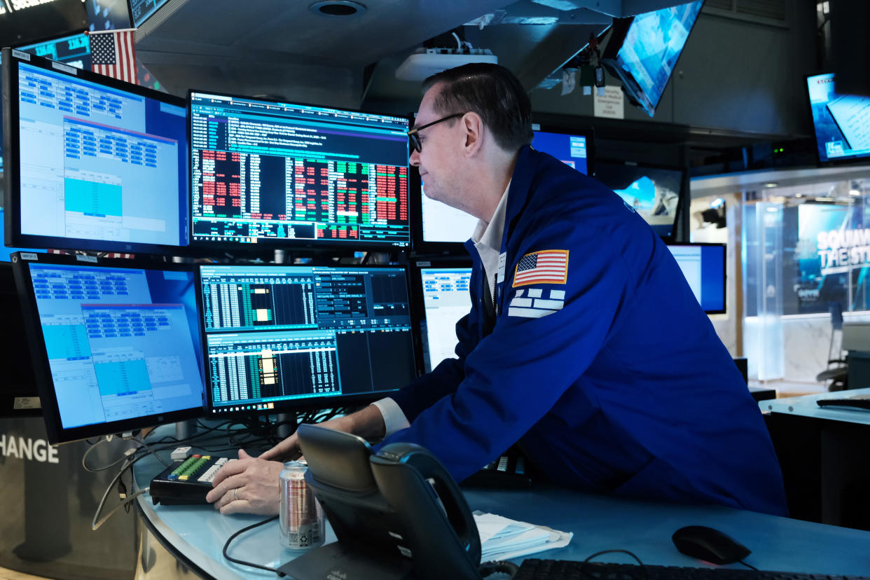 NEW YORK, NEW YORK - MAY 12: Traders work on the floor of the New York Stock Exchange (NYSE) on May 12, 2022 in New York City. The Dow Jones Industrial Average fell in morning trading as investors continue to worry about inflation and other global issues.  (Photo by Spencer Platt/Getty Images)