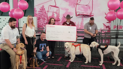 El fundador de Hero's Puppy for Life y los perros de servicio compatibles con la ADA visitan el Centro de Experiencia del Cliente de T-Mobile en Colorado Springs para aceptar su donación de $10,000. (Photo: Business Wire)