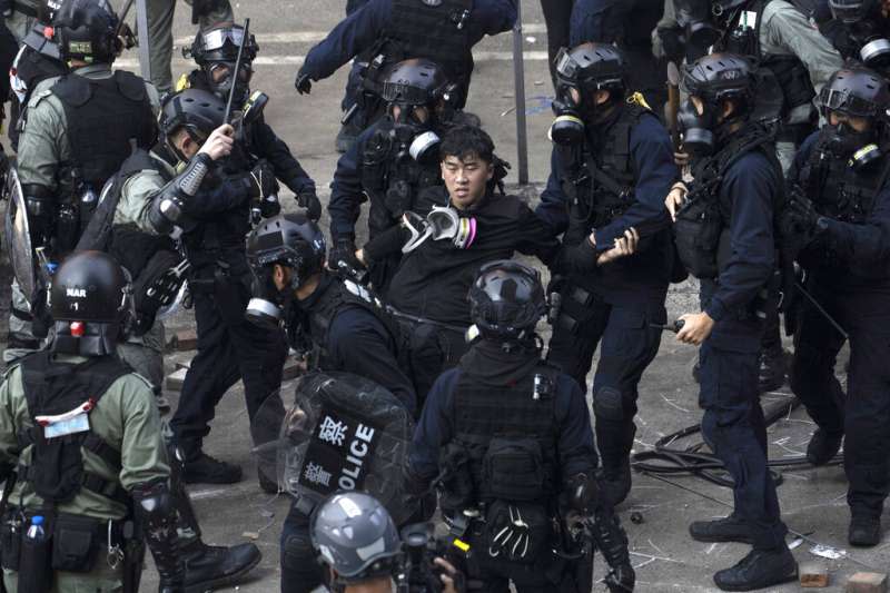 「反送中」勇武派與香港警察在理工大學發生激烈衝突，警方18日陸續逮捕想要衝出校園的示威者。（美聯社）