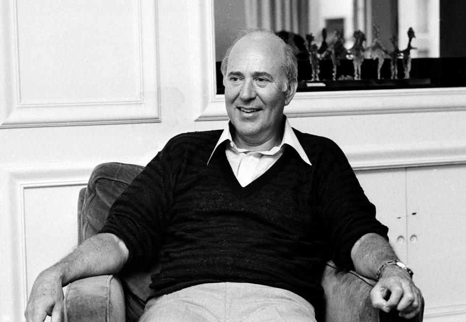 En esta foto del 3 de octubre de 1977, el guionista y director Carl Reiner durante una entrevista sobre su película "Oh God!" en Nueva York. Reiner falleció la noche del lunes 29 de junio de 2020 de causas naturales en su casa en Beverly Hills, California. Tenía 98 años. (AP Foto/Suzanne Vlamis, Archivo)