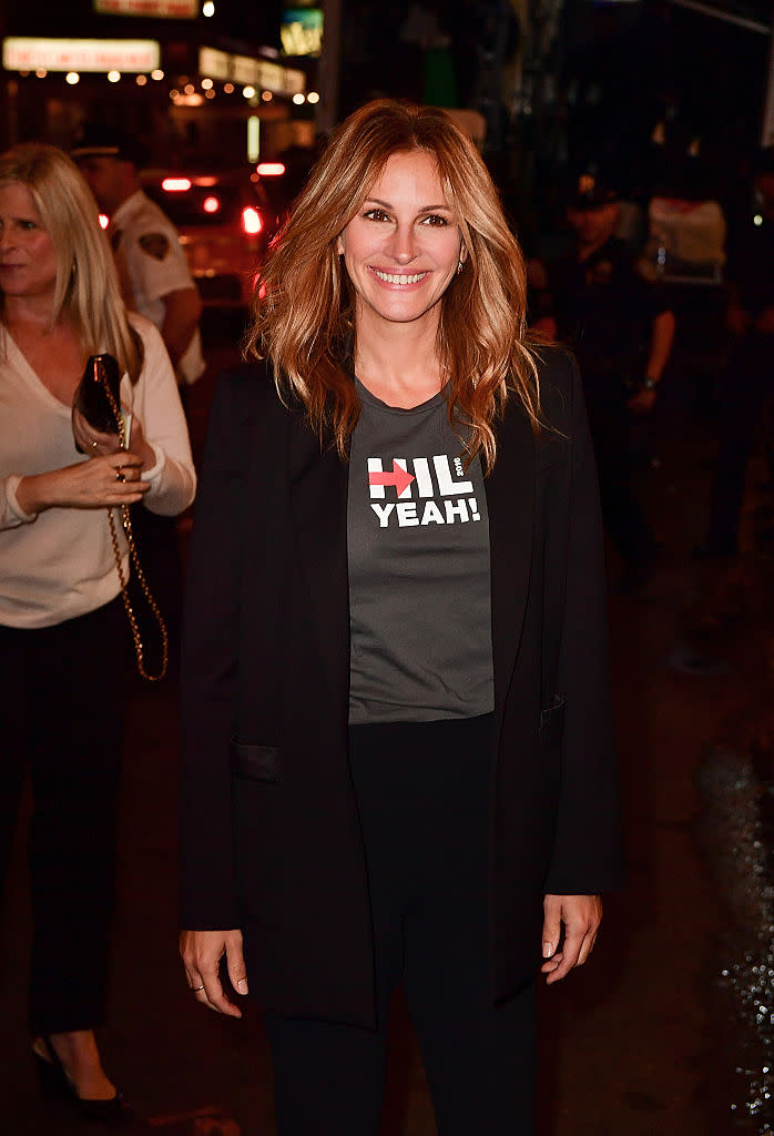 <p>Esta moda atrapó hasta a las más rebeldes. Julia Roberts se sumó y la lució increíblemente bien. Fíjate que, por lo general, se trata de camisetas de tonos neutros para darle todo el protagonismo a la inscripción. (Photo by James Devaney/GC Images) </p>