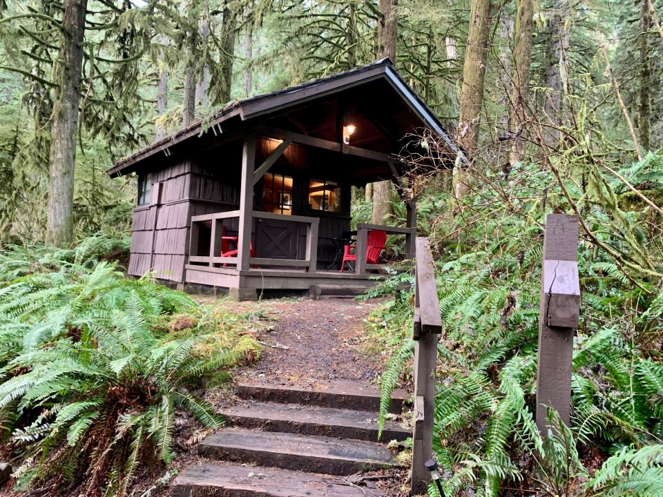 Una de las pequeñas cabañas abiertas para alquilar en Smith Creek Village en Silver Falls State Park.