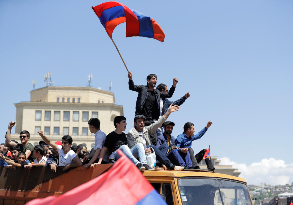 <p>Unterstützer des Oppositionellen Nikol Pashinyan auf dem Dach eines Autos am Platz der Republik in der armenischen Hauptstadt Jerewan. Pashinyan hat seine Unterstützer dazu aufgerufen, Straßen, Bahnhöfe und Flughäfen zu blockieren, nachdem die regierende Republikanische Partei gegen seine Wahl zum Premierminister gestimmt hatte. (Bild: AP Photo/Sergei Grits) </p>