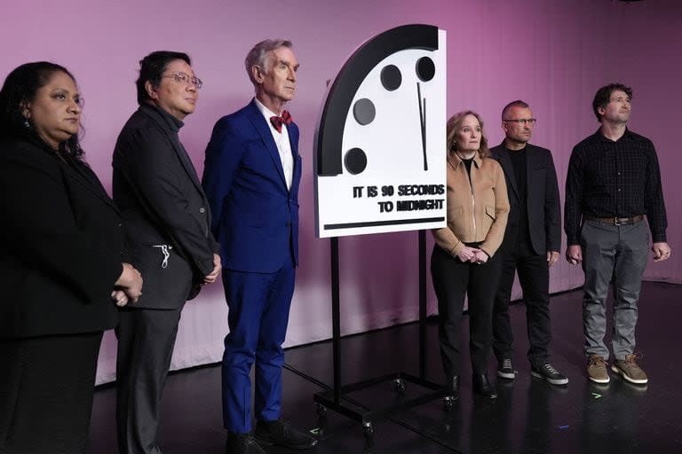 Desde la izquierda, los miembros del Bulletin of the Atomic Scientists, Asha George y Herb Lin, el educador científico Bill Nye, la presidenta y directora ejecutiva del Bulletin of the Atomic Scientists, Rachel Bronson, y los miembros del Bulletin, Alexander Glaser y Daniel Holz. (AP/Jacquelyn Martin)