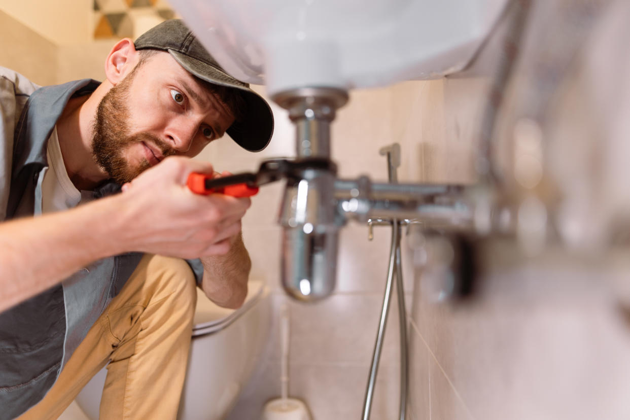 Eine Umfrage unter Klempnern ergab, dass zu den ungewöhnlichsten Gegenständen, die in Großbritannien aus Rohren entfernt werden, ein Zwei-Mann-Zelt, Lego-Spielzeug und ein weiteres Rohr gehören.The plumber's careful approach highlights their professionalism and dedication to delivering high-quality service. They are equipped with the appropriate tools and materials, ensuring that the repair is done effectively and efficiently. The photo captures the importance of precision and attention to detail in plumbing work, as the plumber works to restore the functionality of the sink.