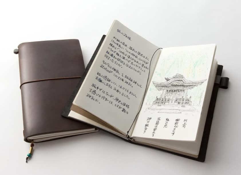 由建築歷史約70年的紙張加工廠所翻修而成的「TRAVELER'S notebook 旅人筆記本」，店內擺滿各樣的文具商品，以及來自世界各地精選的雜貨等。   圖：ⒸTRAVELER'S COMPANY／提供