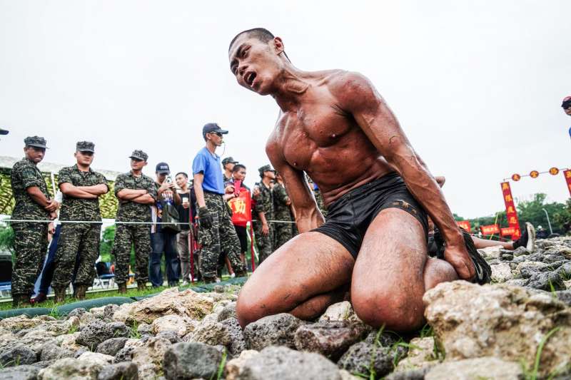 20190515-海軍陸戰隊兩棲偵搜專長班第148期今（15）日進行最後的「天堂路」考驗。（取自海軍司令部臉書）