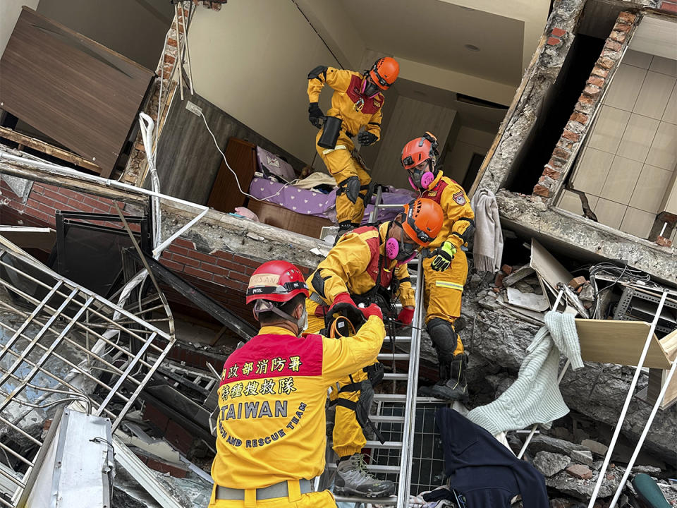 消防署特搜隊員正設法從已經傾斜的花蓮天王星大樓中，救出受困民眾。（圖：內政部消防署提供）