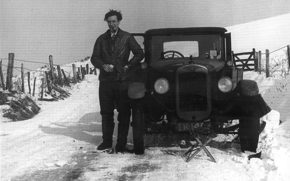 Leslie Marr painting in the snow near Pulverbatch, Shropshire, 1953 - Ian Collins