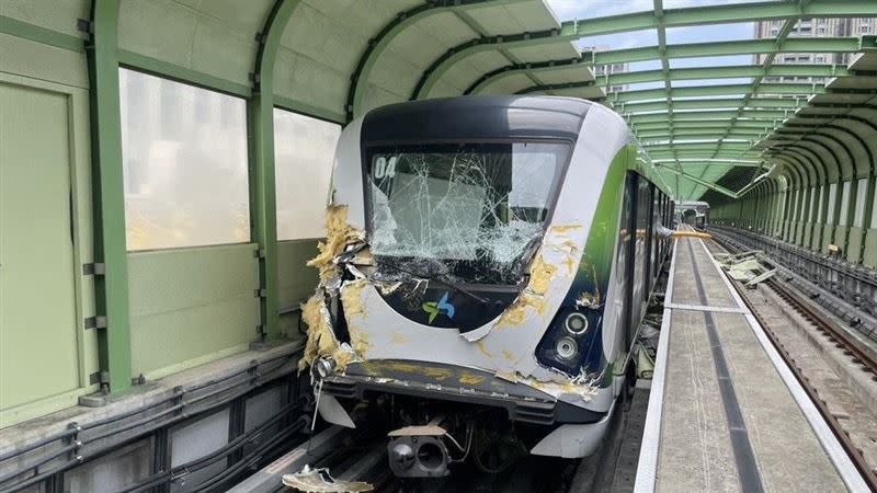 台中捷運軌道遭興富發工地吊臂高速墜砸，列車衝撞釀重大意外。(圖/翻攝畫面)