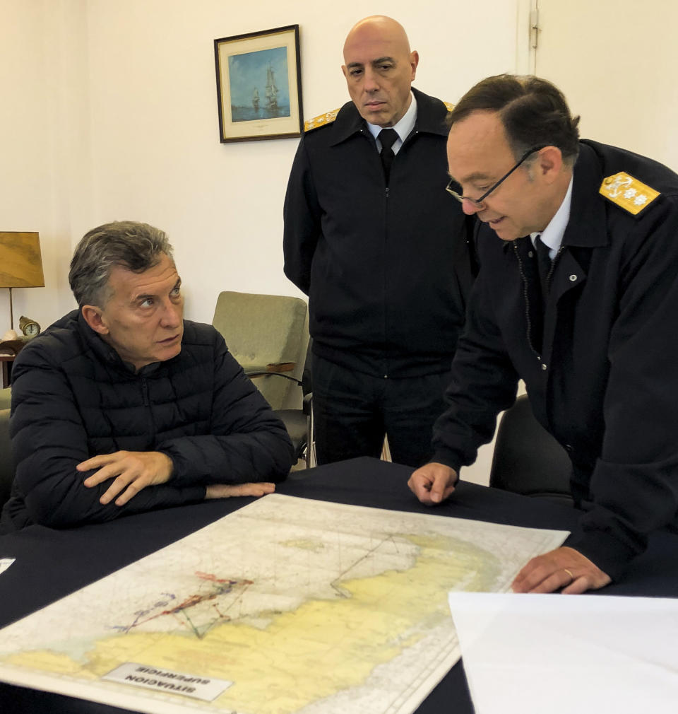 <p>En esta imagen publicada por la oficina de prensa del presidente de Argentina, el jefe de base de la Armada Gabriel Martín González, a la derecha, habla con el presidente de Argentina, Mauricio Macri, sobre un mapa en la base de la Armada de Mar del Plata, Argentina, el lunes 20 de noviembre de 2017. (Presidencia argentina via AP) </p>