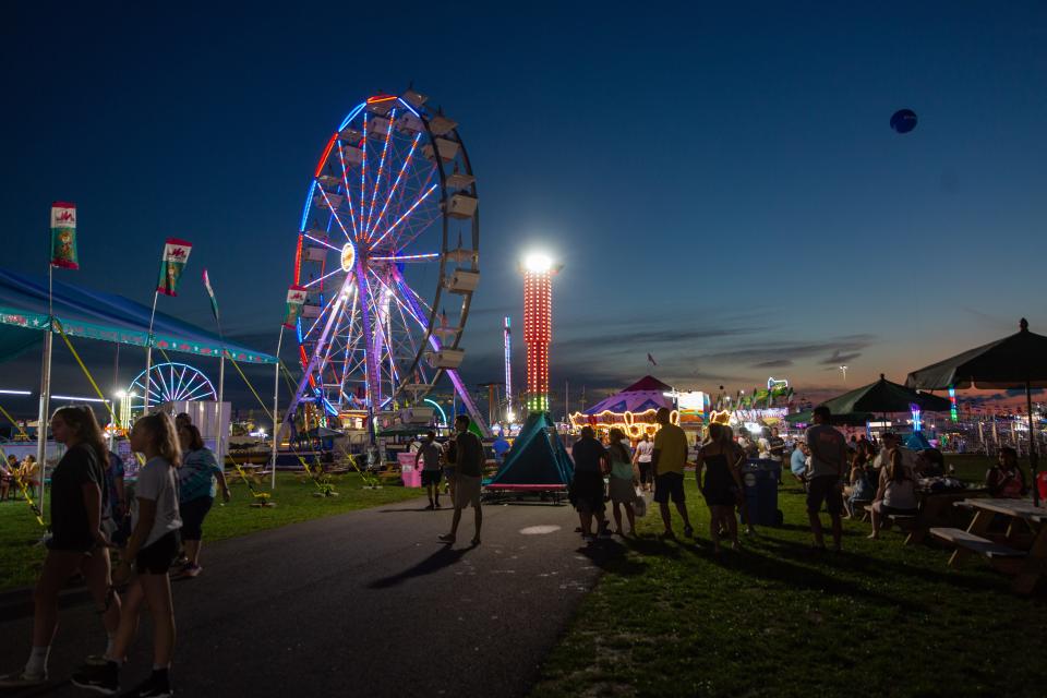 Las multitudes deambulan por la Gran Feria Estatal de Nueva York mientras el primer día llega a su fin el miércoles 21 de agosto de 2019.