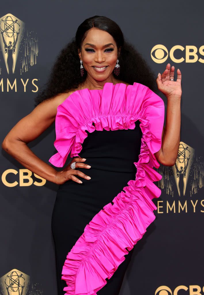 <p>Smoky on top, sparkly beneath; Angela Bassett's eye make-up - by artist D'Andre Michael - was inspired by the actress herself; "a woman of power and mystery". Her hair, styled in a voluminous ponytail, beautifully mirrored the texture of her Greta Constantine gown.</p>