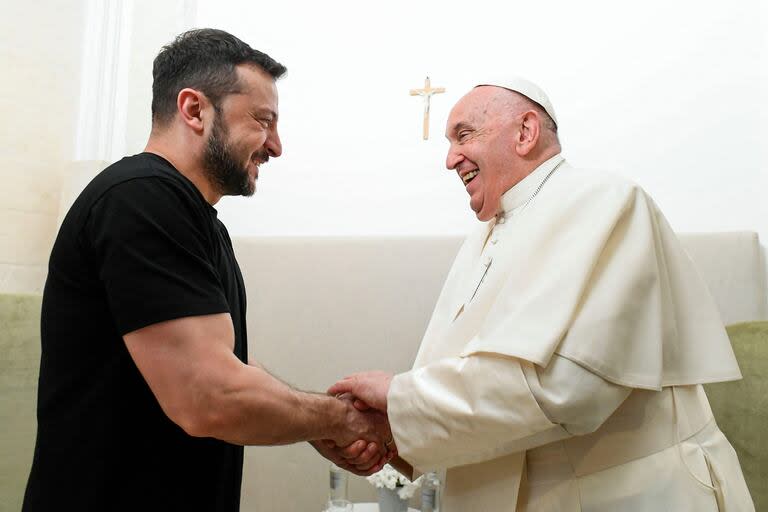 El presidente Volodimir Zelensky y el papa Francisco, en la reunión bilateral durante la cumbre del G7 en Apulia, Italia. (Handout / VATICAN MEDIA / AFP)