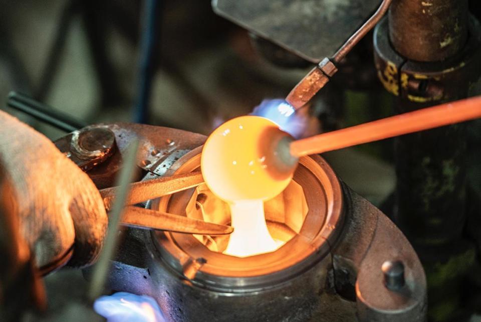 W Glass用窯爐將回收玻璃加熱到攝氏 1400 度，讓玻璃呈現液態膏狀後，採壓鑄方式手工製。（HMM 提供）