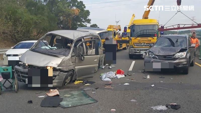 廂型車上6人，駕駛妻傷重不治，其他人均受傷就醫。（圖／翻攝畫面）