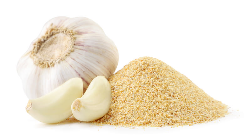 Garlic powder and fresh garlic