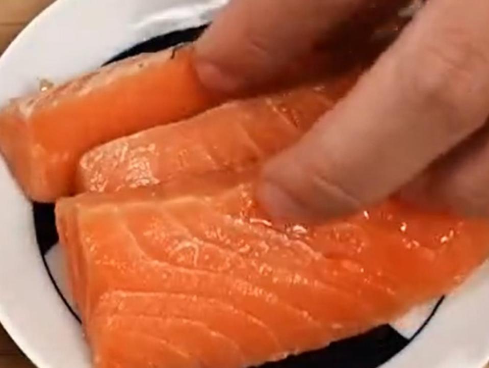 生薑鰹魚風味的鮭魚做法簡單，不須醃漬就能完成。