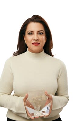 Reshma Saujani recibe el premio Power of Radiance Awards 2024 de Clé de Peau Beauté.