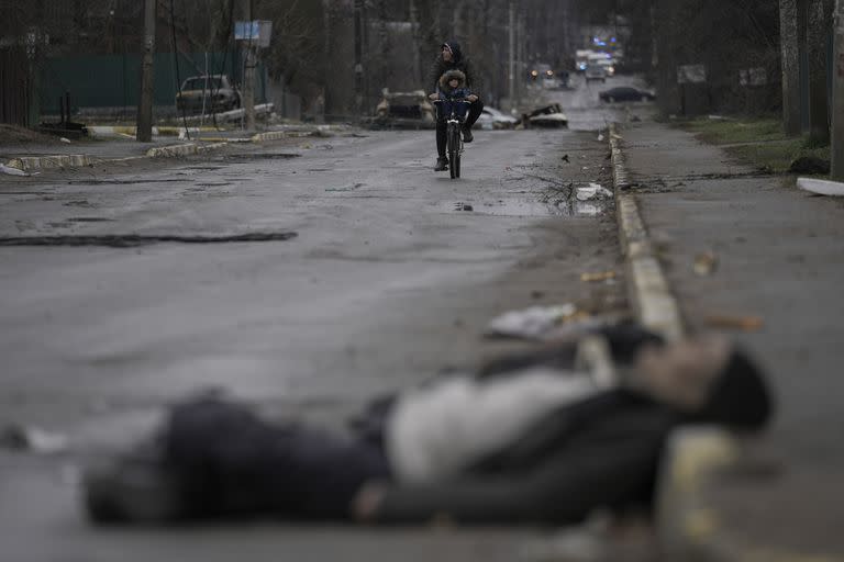 Una víctima de la masacre de Bucha, Ucrania (AP Photo/Vadim Ghirda)