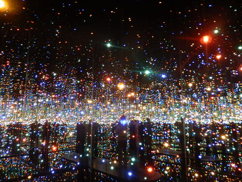 <b>Una experiencia sensorial</b>. Sentirte como si flotaras en el espacio y contemplaras el cosmos, es posible gracias a Kusama. El “infinty room”, como lo llaman, consta de una habitación del tamaño de un clóset, compuesta por alrededor de 100 luces LED que se encienden y apagan creando un espacio que invita a la reflexión y a la contemplación.