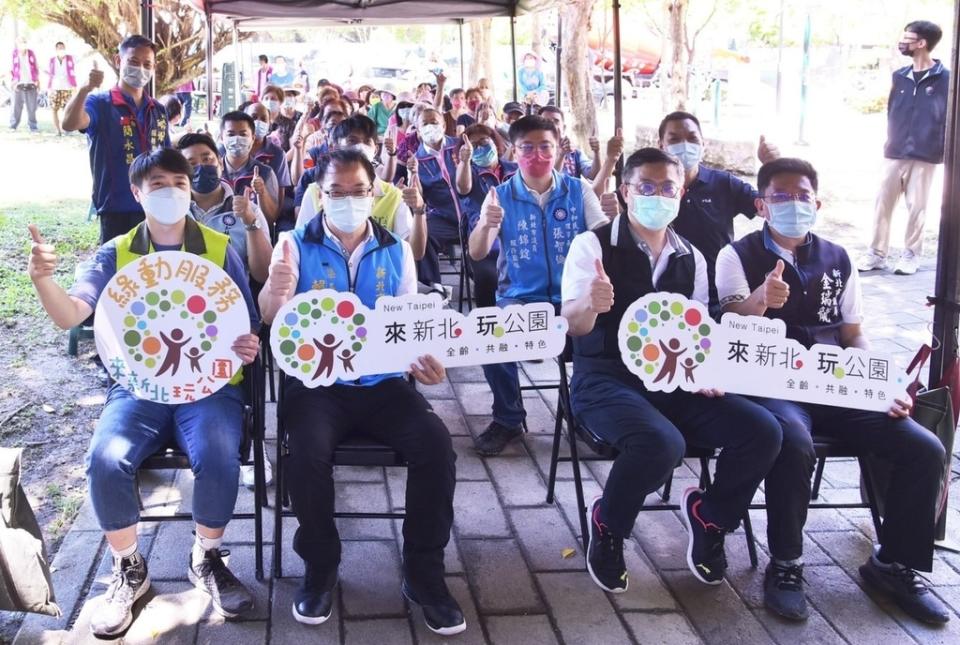 《圖說》中和區壽德公園今日舉行設施改善啟用典禮合影。〈中和區公所提供〉