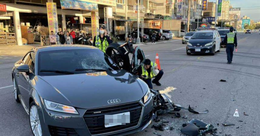 台中市南屯區永春東路、益文三街路口，昨天下午發生奧迪轎跑車與黃牌重機碰撞，騎士送醫傷重不治。（圖／警方提供）