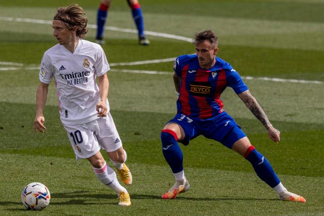 Luka Modric, left, turns away from Eibar’s Damian Kadzior