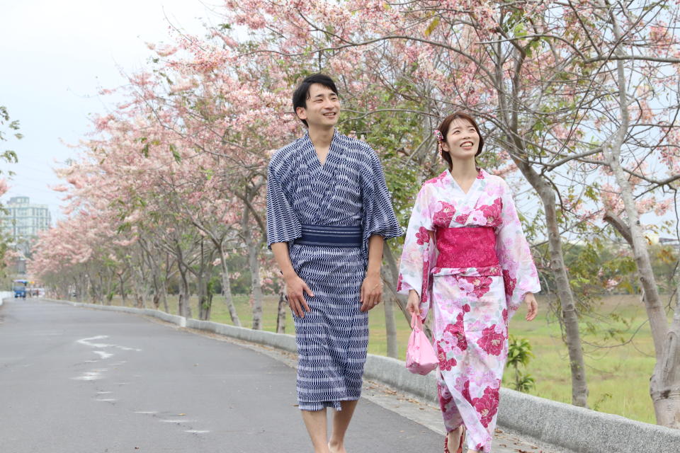花旗木的花色與櫻花相像，吸引來自日本的野口英佑夫妻穿著日本傳統服飾賞花，慰藉思鄉之情。（圖：華醫提供）