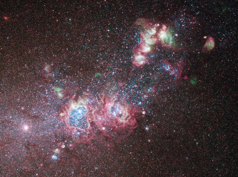 ▲2019年聖誕節時，矮星系 NGC 4214 閃爍著年輕的恆星和氣體雲，呈現了淡紅色光芒，應景與聖誕節相當符合。（圖／取自NASA）
