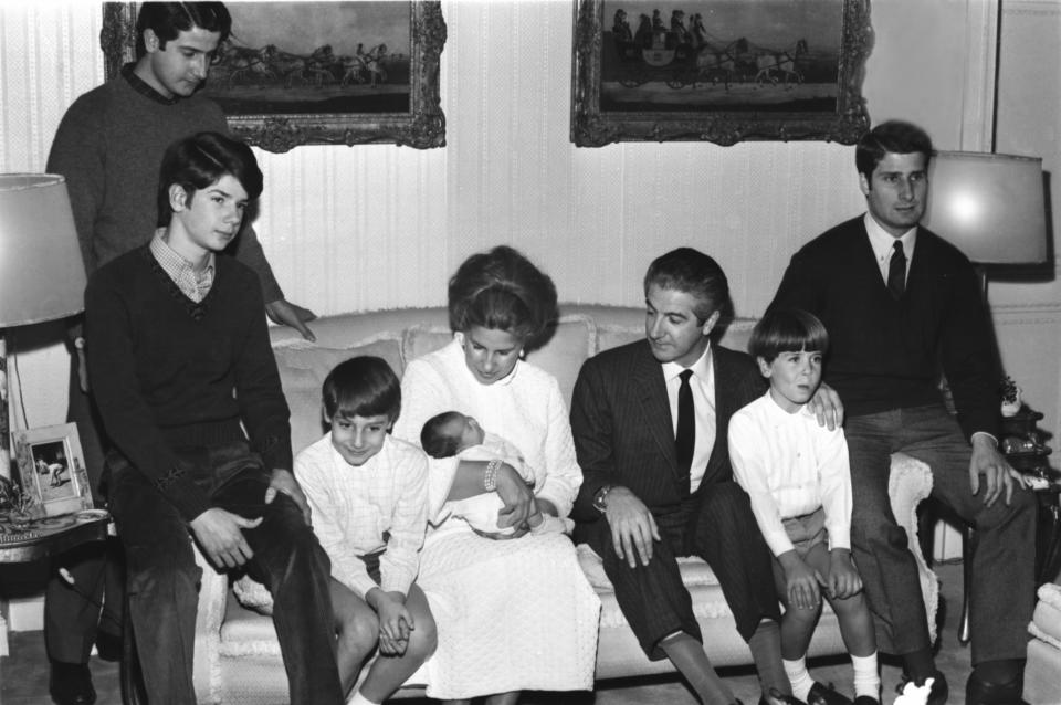 La aristócrata y su marido posan junto a sus hijos Alfonso, Jacobo, Fernando, Cayetano y Carlos en 1968. En brazos sostiene a Eugenia, que nació ese mismo año. (Foto: Gianni Ferrari / Getty Images)