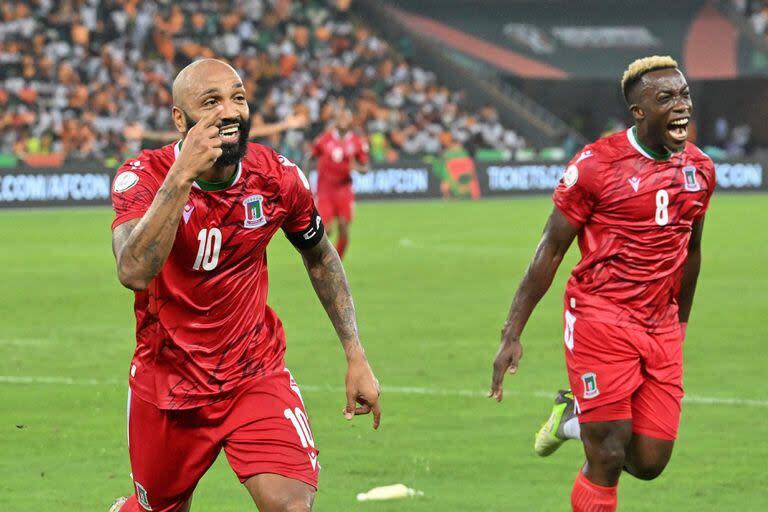 Emilio Nsue, el capitán guineano, festeja uno de sus goles contra Costa de Marfil en la Copa de África; el presidente del país decretó feriado para este martes y prometió un bonus de un millón de euros para el equipo; calificó a los jugadores de 