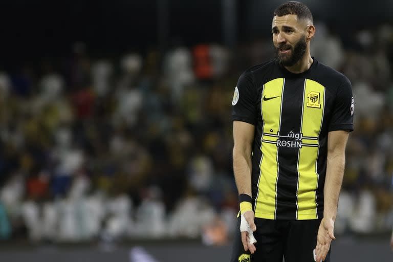 Gesto de contrariedad de Karim Benzema, que falló un penal en la derrota de Al-Ittihad