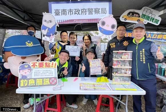 南市警察局警察大頭娃娃古都馬活力反詐及為選手加油，警局團隊也積極向民眾宣導預防詐騙的小撇步，提升反詐意識。（記者李嘉祥攝）