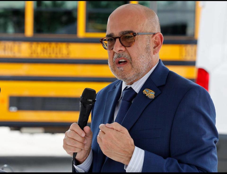 El superintendente de las Escuelas Públicas del Condado Miami-Dade José Dotres presentando los nuevos autobuses eléctricos que forman parte de la flota de casi 1,000 vehículos de MDCPS en Miami, el martes 15 de agosto de 2023. El distrito compró 20 autobuses eléctricos.