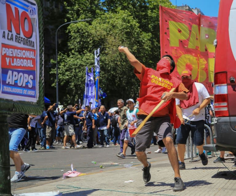 FOTOS: Disturbios fuera del Congreso argentino por reforma de pensiones