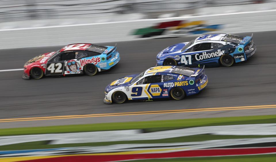 Chase Elliott (9) Noah Gragson (42) and Ricky Stenhouse Jr. (47) run with a pack of Chevrolets, Friday, Feb. 17, 2023 during Cup Series practice.