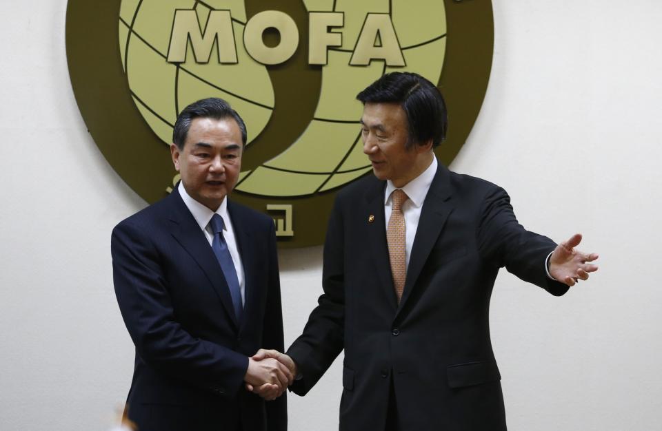 South Korean Foreign Minister Yun Byung-se gesture to his Chinese counterpart Wang Yi (L) before their meeting at the Foreign Ministry in Seoul May 26, 2014. REUTERS/Kim Hong-Ji (SOUTH KOREA - Tags: POLITICS)