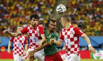 Cameroon's Eric-Maxim Choupo Moting (C) fights for the ball with Croatia's Ivan Perisic (R) and Vedran Corluka during their 2014 World Cup Group A soccer match at the Amazonia arena in Manaus June 18, 2014. REUTERS/Siphiwe Sibeko (BRAZIL - Tags: SOCCER SPORT WORLD CUP)