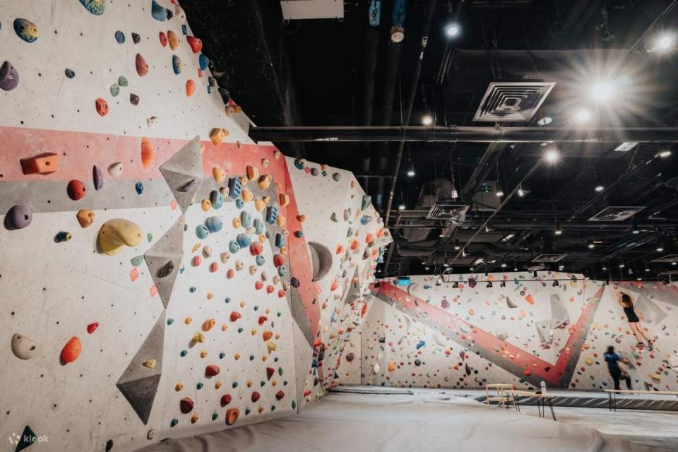 Climbing Gyms - Boulder Movement